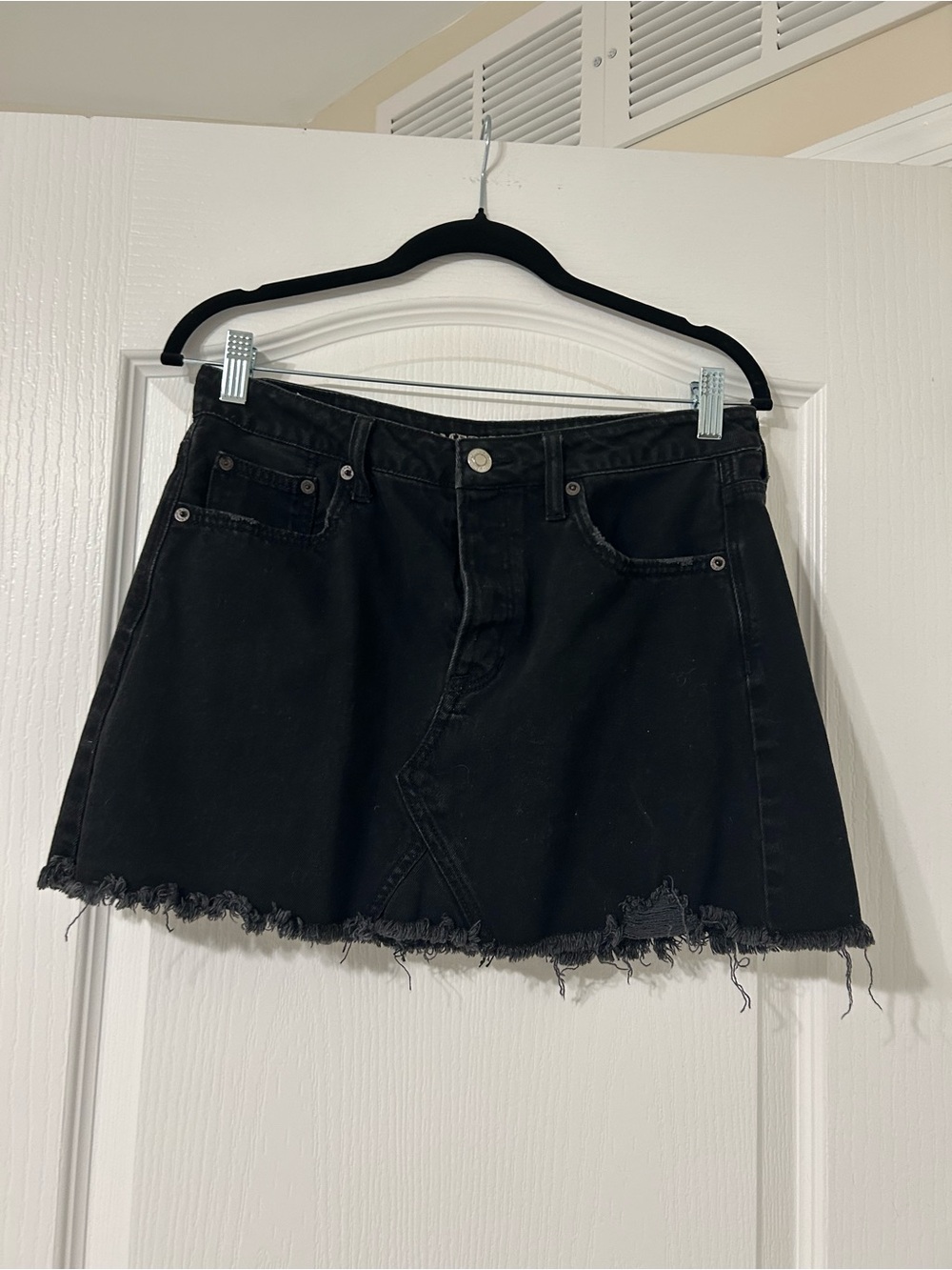 American Eagle Size 10 Black Denim Mini Skirt with Frayed Hem